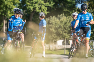 medlemskap_CKuni A group of people riding bikes down a dirt road