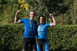 vinnare_CKuni A group of people riding bikes down a street